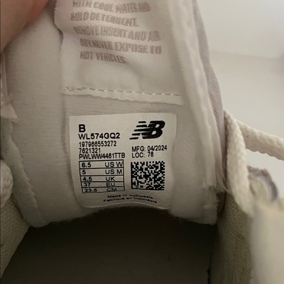 New Balance 574 Sneakers in Light Gray and Sky Blue - Picture 4 of 4